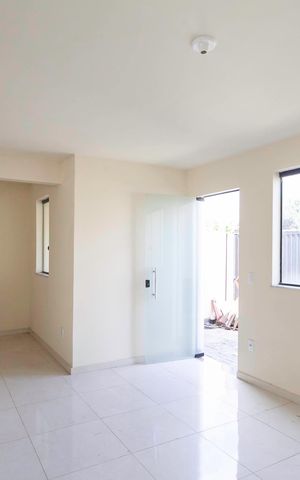 Casa à venda com 100m², 2 quartos e 1 vaga Casa à venda com 100m², 2 quartos e 1 vagaSala