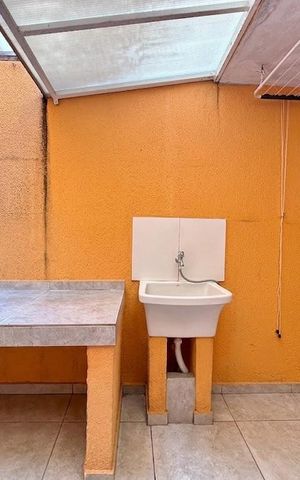 Casa à venda com 90m², 3 quartos e 1 vagaÁrea de Serviço/Quintal