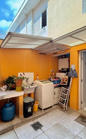 Casa à venda com 90m², 3 quartos e 1 vagaÁrea de Serviço/Quintal
