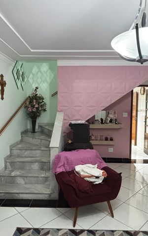 Casa à venda com 175m², 3 quartos e 2 vagas Casa à venda com 175m², 3 quartos e 2 vagasSala
