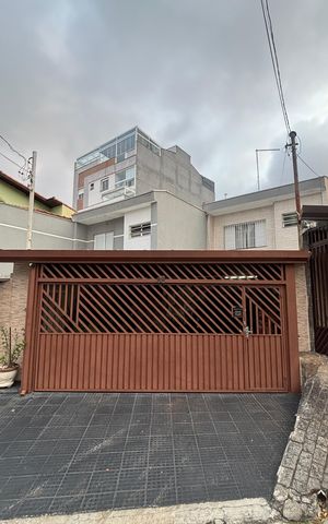 Casa à venda com 175m², 3 quartos e 2 vagas Casa à venda com 175m², 3 quartos e 2 vagasFachada