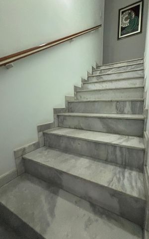 Casa à venda com 175m², 3 quartos e 2 vagas Casa à venda com 175m², 3 quartos e 2 vagasEscada