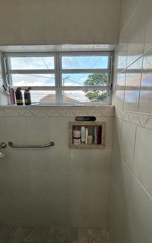 Casa à venda com 175m², 3 quartos e 2 vagas Casa à venda com 175m², 3 quartos e 2 vagasBanheiro