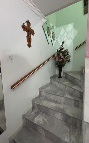 Casa à venda com 175m², 3 quartos e 2 vagas Casa à venda com 175m², 3 quartos e 2 vagasEscada