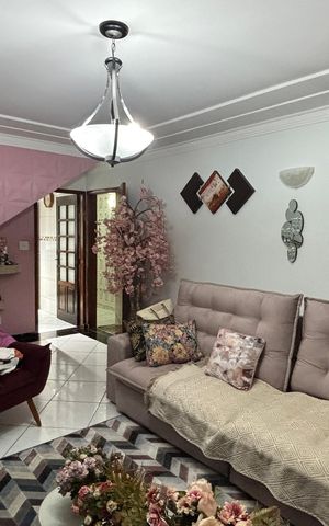 Casa à venda com 175m², 3 quartos e 2 vagas Casa à venda com 175m², 3 quartos e 2 vagasSala