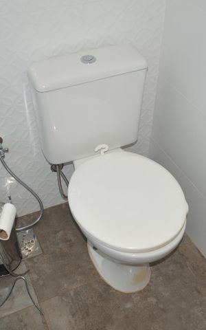 Casa de condomínio para alugar com 300m², 3 quartos e 4 vagasBanheiro da Suíte 1