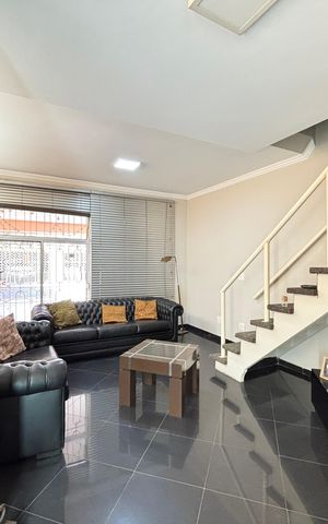 Casa à venda com 180m², 3 quartos e 2 vagas Casa à venda com 180m², 3 quartos e 2 vagasSala