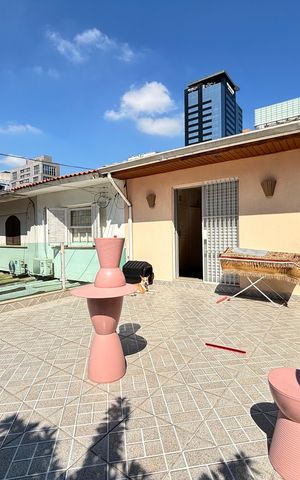 Casa à venda com 180m², 3 quartos e 2 vagas Casa à venda com 180m², 3 quartos e 2 vagasVaranda