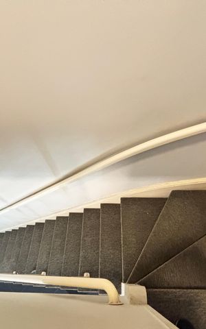Casa à venda com 180m², 3 quartos e 2 vagas Casa à venda com 180m², 3 quartos e 2 vagasEscada