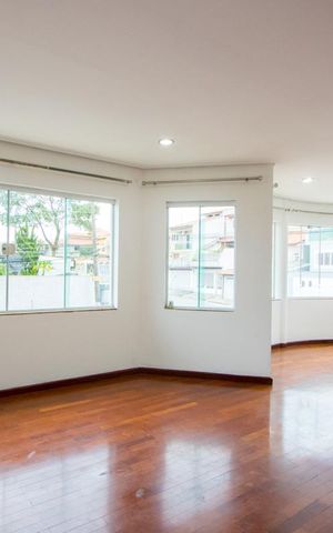 Casa à venda com 235m², 3 quartos e 4 vagas Casa à venda com 235m², 3 quartos e 4 vagasSala