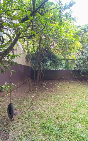 Casa à venda com 450m², 4 quartos e 6 vagas Casa à venda com 450m², 4 quartos e 6 vagasJacuzzi e Jardim