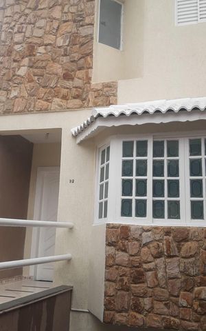 Casa à venda com 240m², 4 quartos e 4 vagas Casa à venda com 240m², 4 quartos e 4 vagasÁrea externa
