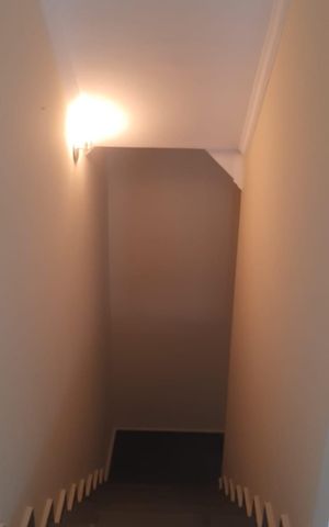 Casa à venda com 240m², 4 quartos e 4 vagas Casa à venda com 240m², 4 quartos e 4 vagasEscada