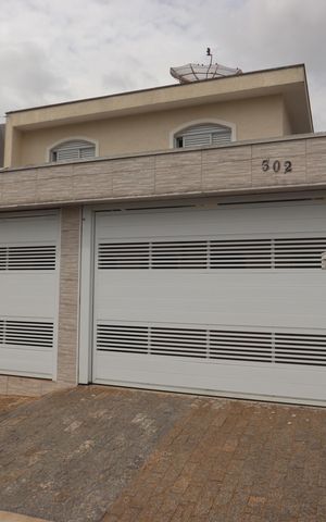 Casa à venda com 250m², 4 quartos e 4 vagasFachada