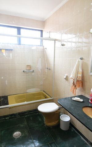 Casa para alugar com 290m², 5 quartos e 4 vagasBanheiro 1