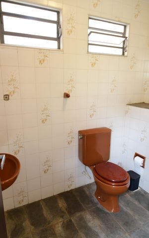 Casa para alugar com 290m², 5 quartos e 4 vagasBanheiro de serviço