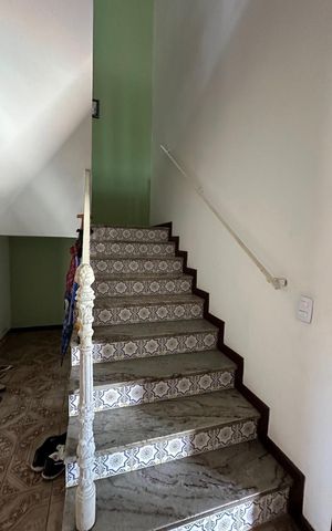 Casa de condomínio à venda com 460m², 4 quartos e 4 vagas Casa de condomínio à venda com 460m², 4 quartos e 4 vagasEscada