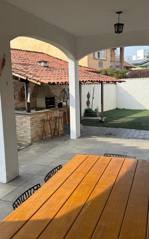 Casa de condomínio à venda com 460m², 4 quartos e 4 vagas Casa de condomínio à venda com 460m², 4 quartos e 4 vagasQuintal