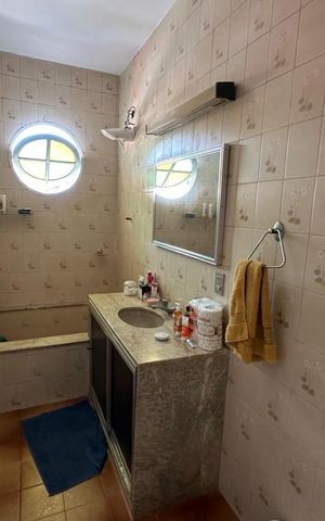 Casa de condomínio à venda com 460m², 4 quartos e 4 vagas Casa de condomínio à venda com 460m², 4 quartos e 4 vagasBanheiro 2