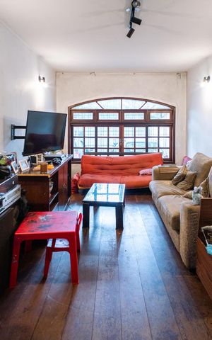 Casa à venda com 170m², 3 quartos e 2 vagas Casa à venda com 170m², 3 quartos e 2 vagasSala