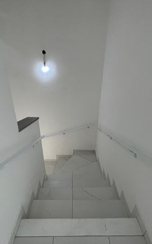 Casa à venda com 145m², 3 quartos e 2 vagas Casa à venda com 145m², 3 quartos e 2 vagasEscada