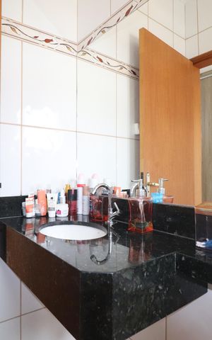 Casa à venda com 142m², 3 quartos e 2 vagasBanheiro Quarto 1 suíte
