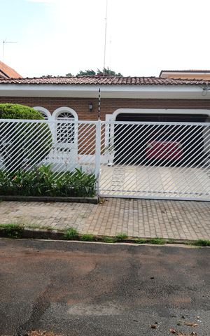 Casa à venda com 209m², 3 quartos e 2 vagasFachada