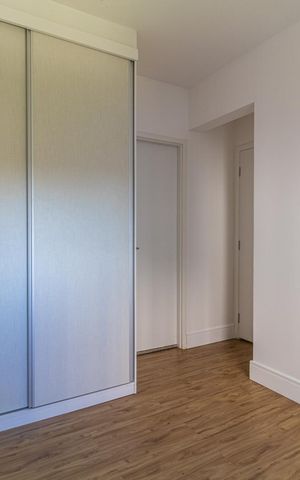 Apartamento à venda com 65m², 2 quartos e 1 vaga Apartamento à venda com 65m², 2 quartos e 1 vagaCuarto com armários embutidos e piso de madeira, iluminado por luz natural.