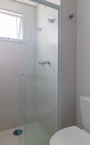 Apartamento à venda com 65m², 2 quartos e 1 vaga Apartamento à venda com 65m², 2 quartos e 1 vagaBanheiro com chuveiro e pia branca, com janela pequena e iluminação boa.