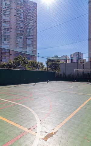 Apartamento à venda com 65m², 2 quartos e 1 vaga Apartamento à venda com 65m², 2 quartos e 1 vagaQuadra de futsal com corte de grama e redes de basquete, cercada por edifícios de apartamentos.