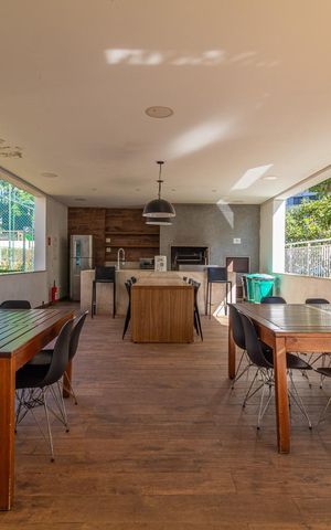 Apartamento à venda com 65m², 2 quartos e 1 vaga Apartamento à venda com 65m², 2 quartos e 1 vagaSala de reuniões com mesa de madeira e cadeiras de plástico, iluminação natural e vista para a rua.
