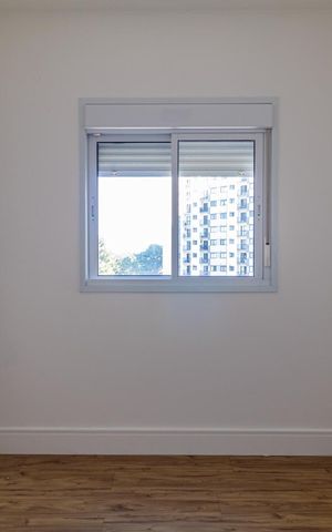 Apartamento à venda com 65m², 2 quartos e 1 vaga Apartamento à venda com 65m², 2 quartos e 1 vagaJanela com vista para um prédio de apartamentos e árvores ao fundo.