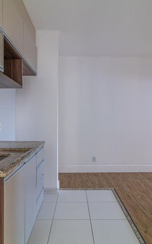 Apartamento à venda com 65m², 2 quartos e 1 vaga Apartamento à venda com 65m², 2 quartos e 1 vagaCozinha com móveis de madeira e piso de porcelanato, com iluminação natural e boa qualidade.