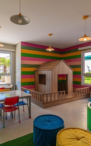 Apartamento à venda com 65m², 2 quartos e 1 vaga Apartamento à venda com 65m², 2 quartos e 1 vagaSala de brinquedos colorida com móveis de madeira e balão de bolas, iluminada por lâmpadas de design moderno.