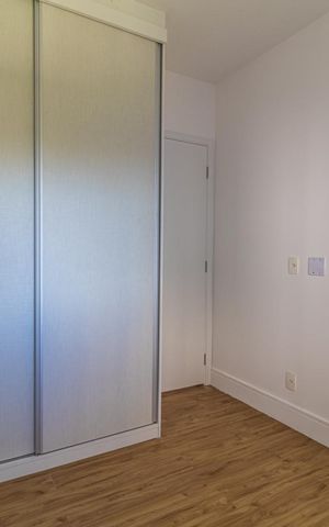 Apartamento à venda com 65m², 2 quartos e 1 vaga Apartamento à venda com 65m², 2 quartos e 1 vagaCabinete de armários com portas de vidro e madeira, em um quarto com piso de madeira e iluminação natural.