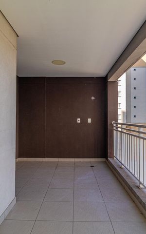 Apartamento à venda com 65m², 2 quartos e 1 vaga Apartamento à venda com 65m², 2 quartos e 1 vagaBalcony com vista para a cidade, com piso de cerâmica e balcão de metal.