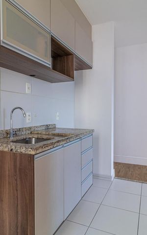 Apartamento à venda com 65m², 2 quartos e 1 vaga Apartamento à venda com 65m², 2 quartos e 1 vagaCozinha com móveis de madeira e piso de porcelanato, com uma pia e uma torneira.