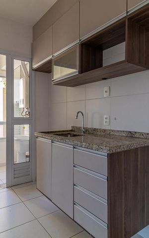 Apartamento à venda com 65m², 2 quartos e 1 vaga Apartamento à venda com 65m², 2 quartos e 1 vagaCozinha com móveis de madeira e piso de porcelanato, com vista para a cidade.