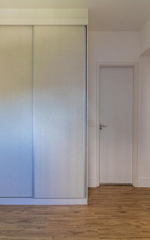 Apartamento à venda com 65m², 2 quartos e 1 vaga Apartamento à venda com 65m², 2 quartos e 1 vagaCuarto com armário de madeira e piso de madeira, iluminado por luz natural.