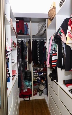 Casa de condomínio para alugar com 72m², 3 quartos e 2 vagas Casa de condomínio para alugar com 72m², 3 quartos e 2 vagasCloset