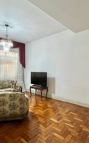 Casa à venda com 143m², 2 quartos e 2 vagas Casa à venda com 143m², 2 quartos e 2 vagasSala