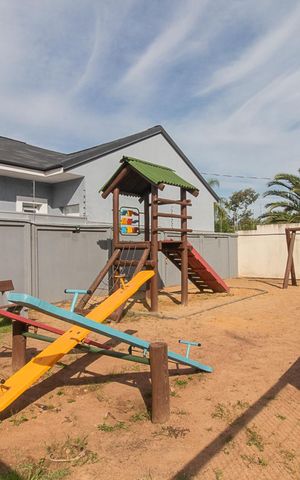 Casa de condomínio à venda com 170m², 3 quartos e 1 vagaÁrea comum