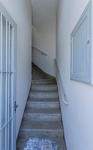 Casa à venda com 190m², 2 quartos e 1 vaga Casa à venda com 190m², 2 quartos e 1 vagaEscada de entrada