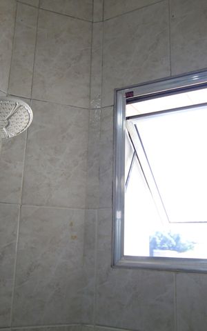 Casa à venda com 180m², 4 quartos e 2 vagasBanheiro 1