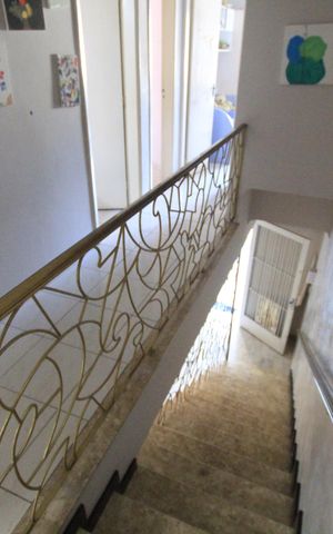 Casa à venda com 180m², 4 quartos e 2 vagasEscada