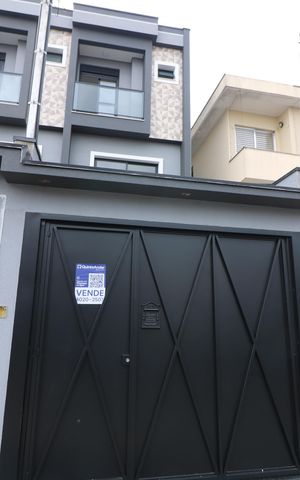 Casa à venda com 80m², 2 quartos e 2 vagasFachada