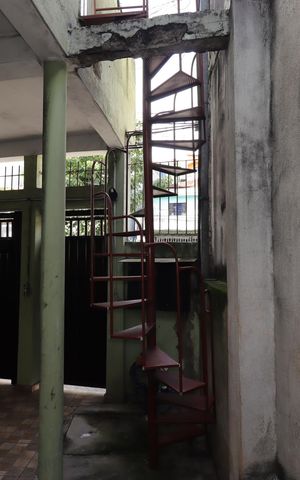 Casa à venda com 138m², 4 quartos e 2 vagasEscada externa da Casa 1