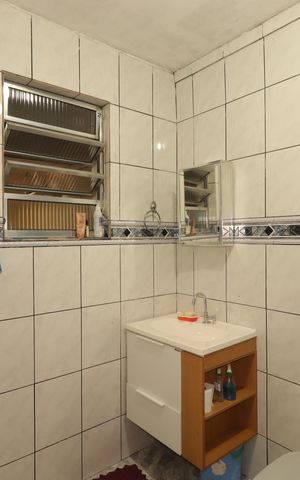 Casa à venda com 138m², 4 quartos e 2 vagasBanheiro 1 da Casa 1