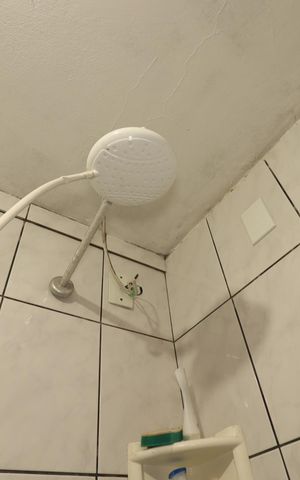 Casa à venda com 138m², 4 quartos e 2 vagasBanheiro 1 da Casa 1 - Chuveiro