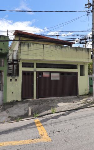 Casa à venda com 138m², 4 quartos e 2 vagasFachada